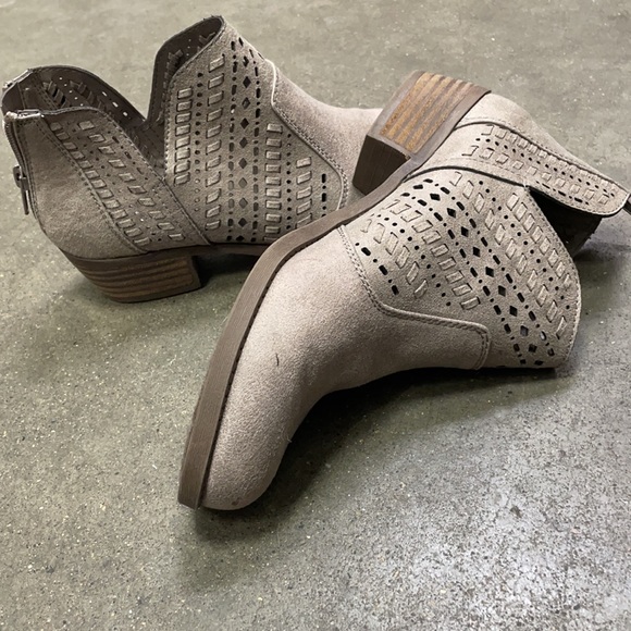 7.5 women’s Carlos Santana slip on ankle booties - Picture 4 of 7